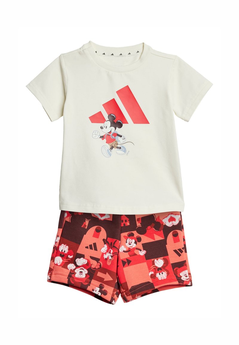Conjunto de ropa infantil que incluye una camiseta color crema con un gráfico de un ratón de dibujos animados y rayas rojas de Adidas, acompañado de unos pantalones cortos multicolores.