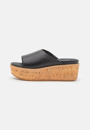 Sandale noire à bout ouvert avec une plateforme haute en liège et un talon compensé, dessus en cuir lisse.