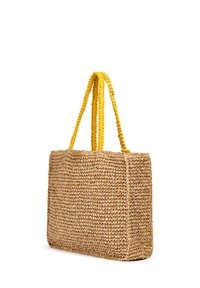 Borsa tote in paglia intrecciata con due manici gialli intrecciati. Forma rettangolare, texture naturale e apertura superiore per un facile accesso.