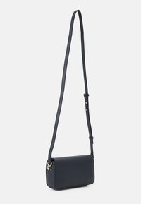 Piccola borsa a tracolla in materiale navy testurizzato. Presenta una lunga tracolla regolabile e hardware in tono oro. Forma rettangolare con bordi arrotondati.