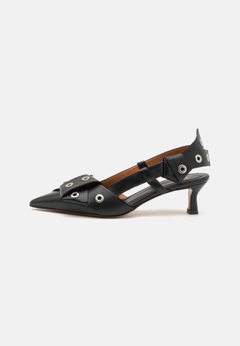 Fekete bőr slingback cipő hegyes orral, díszes hurkokkal, alacsony kitten sarokkal és kivágott oldal kialakítással.