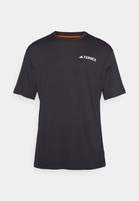 Svart t-skjorte med korte ermer og rund hals. Har en hvit "TERREX"-logo på venstre bryst, laget av lett og glatt stoff.