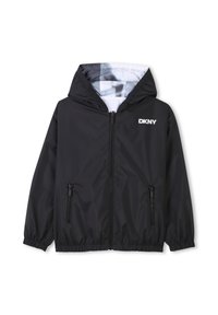 Veste à capuche noire DKNY en tissu léger ; elle possède une fermeture éclair à l'avant et deux poches latérales avec des poignets élastiques et une doublure intérieure contrastante.