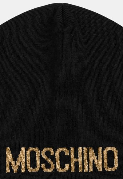 Berretto in maglia nero con un logo "MOSCHINO" ricamato in oro ben visibile sul davanti. La texture è liscia ed elastica.