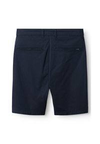 Tamsiai mėlyni vyriški šortai su diržo kilpomis ir dviem atvartinėmis kišenėmis nugaroje, viena kišenė turi mažą audinio prekės ženklo etikėtę.