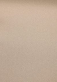 Beige, rekbare stof met een gladde textuur. Toont een fijne, gelijkmatige weving met een lichte glans, geschikt voor kleding of bekleding.