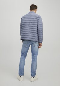 Jack & Jones PREMIUM JJERECYCLE PUFFER COLLAR  - Lagana jakna - flint stone
