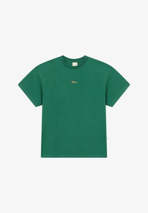 Vihreä puuvillapaita, jossa on pyöreä kaula-aukko, lyhyet leveät hihat ja pieni kultainen logotunnus etupuolella. Klassinen malli ja sileä pinta.