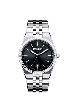 Silberne Metallarmbanduhr mit schwarzem Zifferblatt, silberfarbenen Stundenmarkierungen, Datumsanzeige um sechs Uhr und dem Markennamen "LUCLEON" unter zwölf Uhr.