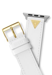 Bracelet de montre en cuir blanc avec quincaillerie en métal doré. Présente un logo Guess en triangle et une fermeture à boucle traditionnelle. Texture lisse.