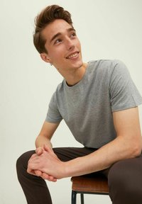 Jack & Jones JJENOA TEE CREW NECK - Pamata T-krekls - light grey melange