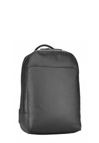 Sac à dos en cuir noir avec une texture lisse, forme rectangulaire, poignée supérieure et design minimaliste. Comprend des fermetures éclair sur les côtés.