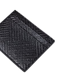 Portafoglio in pelle nera con un motivo testuale a rilievo, angolato diagonalmente con una texture liscia e bordi netti.