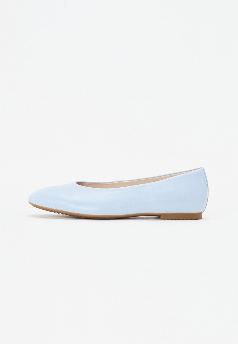 Ballerine en cuir bleu clair avec bout arrondi et semelle basse marron, vue de côté sur un fond blanc.