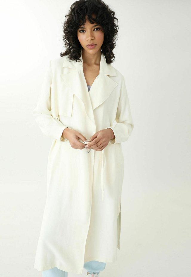 LANGER - Trenchcoat - altweiß