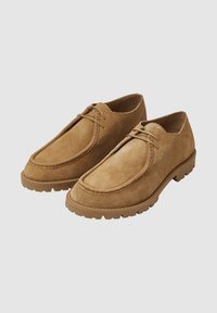 Tansuedeschuhe mit runder Zehe, Schnürdesign, strukturiertem Obermaterial und einer langlebigen Gummisohle mit Profilierung.