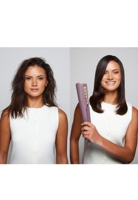 Hårglatter med en lys lilla kropp og gullakenter. Modellen viser før med krøllete hår og etter med glatt, rett hår.