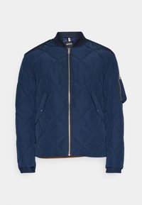 Tmavě modrá prošívaná bomber bunda se zipem vpředu, žebrovaným límcem a bočními kapsami. Na jednom rukávu je malá kapsa na zip.