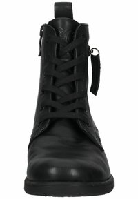 Bottine en cuir noir avec un design à lacets, bout rond et tige haute. Présente une fermeture éclair sur le côté et une surface texturée pour un détail supplémentaire.