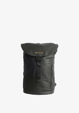 Schwarzer Leder-Rucksack mit Rolltop-Design, verstellbarem Tragegurt, seitlicher Reißverschlusstasche und einer Messingakzentplatte an der Vorderseite.