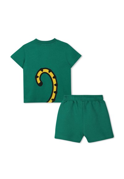 Groene katoenen T-shirt met korte mouwen en een gele staartontwerp op de rug, gecombineerd met bijpassende groene shorts met een elastische tailleband.