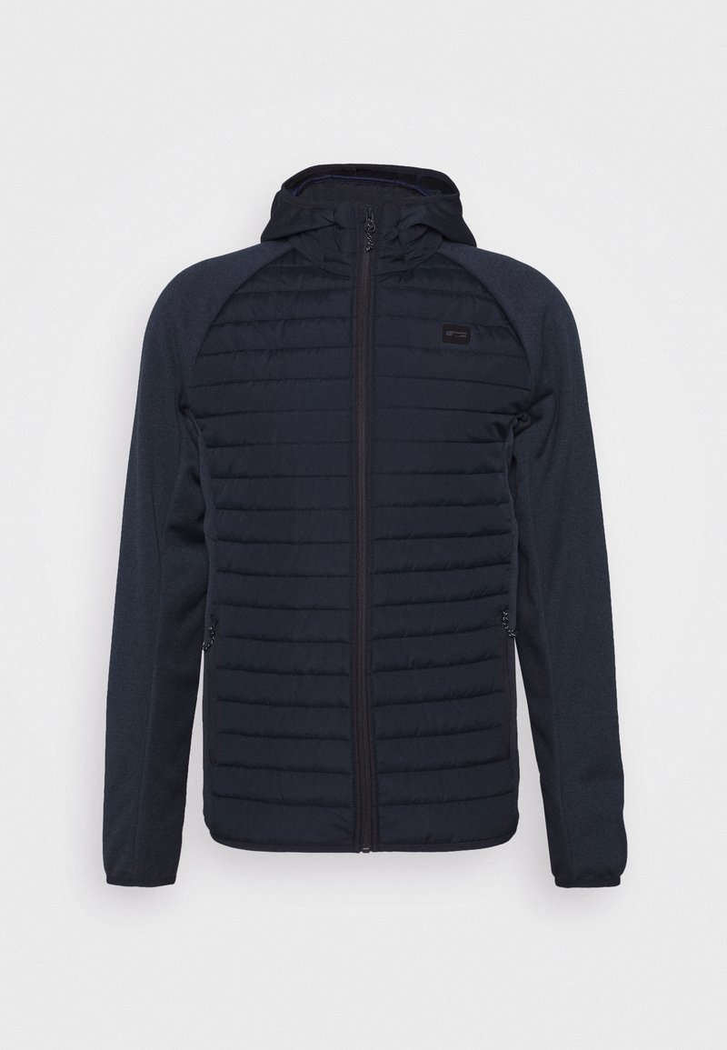 Veste à capuche bleu marine avec devant matelassé, fermeture éclair, manches en polaire et poches latérales zippées sur un fond blanc uni.