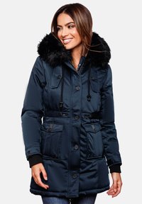 Marineblauwe geïsoleerde parka met een capuchon gevoerd met nepbont, trekkoord in de taille, drukknoopsluiting en twee voorzakken. Gladde textiele afwerking.