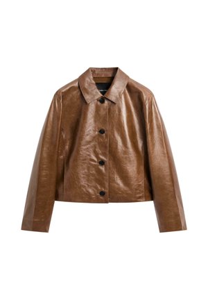 Giacca corta marrone in ecopelle con maniche lunghe, colletto a punta e quattro bottoni neri sul davanti.