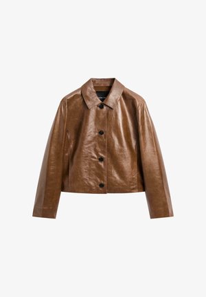 Braune, kurz geschnittene Jacke aus Kunstleder mit langen Ärmeln, spitzem Kragen und vier schwarzen Knöpfen auf der Vorderseite.