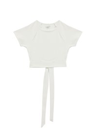 Top corto blanco con mangas raglán cortas, un escote redondo y un detalle de lazo en la cintura. Tela lisa y ajustada con una textura elástica.