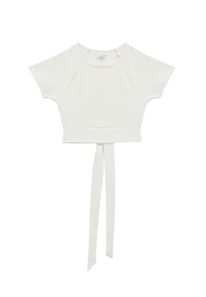 Top bianco corto con maniche raglan corte, scollatura rotonda e dettaglio con lacci in vita. Tessuto liscio, aderente e con una consistenza elastica.
