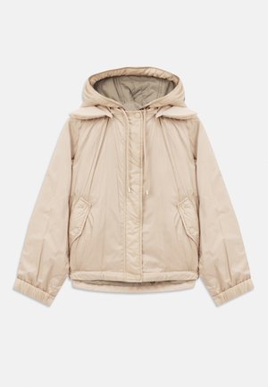 Veste rembourrée beige avec capuche, poignets élastiques et deux poches latérales. Elle présente une texture lisse et des détails à cordon au col.