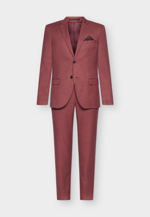 Bordo suit set z oblikovanim blazerjem z dvema gumboma in enim žepnim robcem, v kombinaciji s slim-fit hlačami, gladke teksture.
