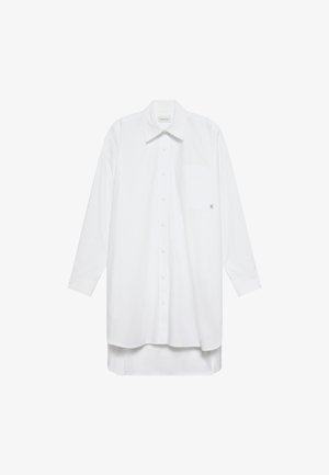 Bílá košile s dlouhým rukávem, zapínání na knoflíky, bavlněný materiál, kapsa na hrudi, zakřivený lem, výrazné švy, klasický límec.