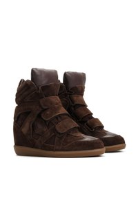 Brązowe zamszowe sneakersy w stylu high-top z wieloma paskami na rzepy, skórzanymi akcentami i teksturowaną podeszwą na koturnie. Posiadają zaokrąglony czubek i wyściełany kołnierz.