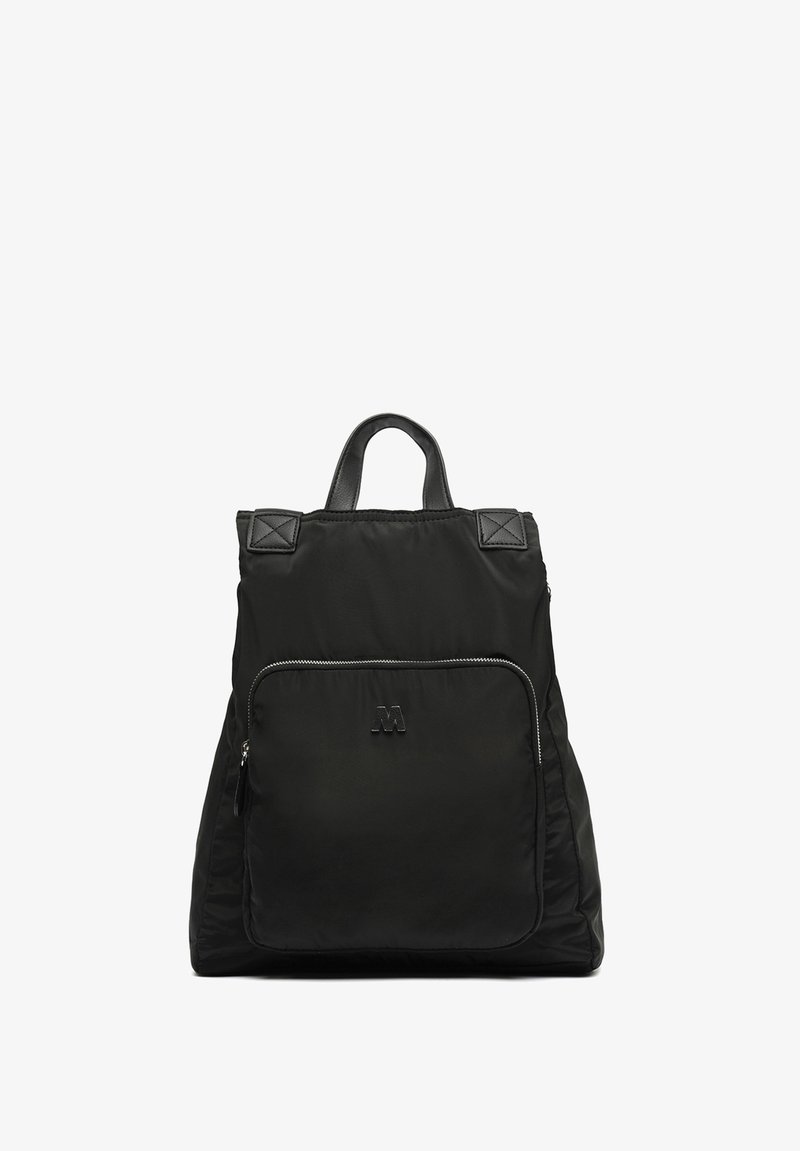 Mochila negra de nylon con una superficie texturizada, que presenta un prominente bolsillo frontal con cremallera y un acento de logo. Asa superior y correas ajustables.