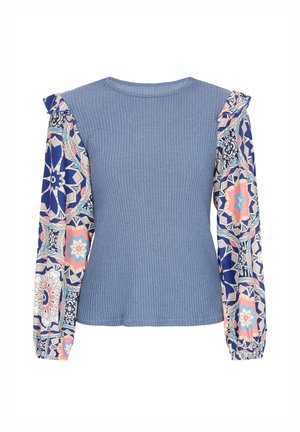 Kék csíkolt felső, mintás hosszú ujjal kék, rózsaszín és krém árnyalatokban. Ráncolt válldíszekkel és kerek nyakkivágással rendelkezik.