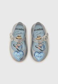 Harmaat kimaltavat Mary Jane -kengät sinisellä sydänkoristeella, joissa on Tuhkimo-kuvio sisäpohjassa ja säädettävä remmi.