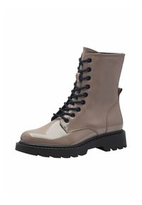 Botín con cordones en material sintético beige claro con acabado brillante, cordones negros y suela de goma negra gruesa y estriada.