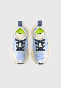 Lyseblå mesh sneakers med sølvakenter, marineblå snøringer og grønt interiør. Har en pull-tab på tungen og en teksturert såle.