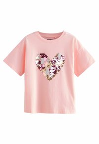 Rosa Baumwoll-T-Shirt mit kurzen Ärmeln, das ein Herzdesign aus verschiedenen Pailletten in Gold, Pink und Silber zeigt.