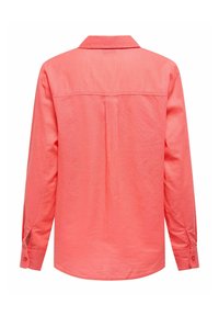 Chemise à manches longues de couleur corail vif avec une coupe décontractée. Elle possède un col, des poignets boutonnés et un pli au dos pour plus de confort.
