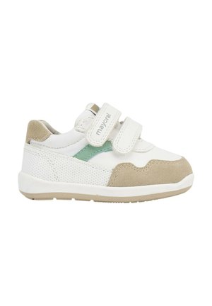 Zapatilla blanca con acentos en beige y menta. Presenta una suave textura de ante y malla, dos correas de Velcro ajustables y una suela de goma.