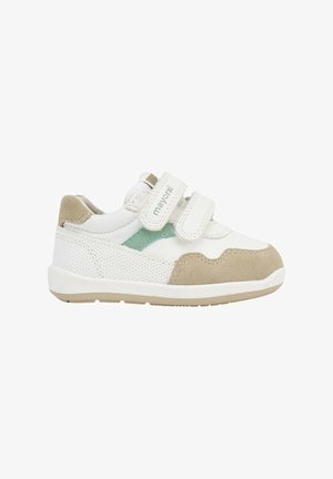Zapatilla blanca con acentos en beige y menta. Presenta una suave textura de ante y malla, dos correas de Velcro ajustables y una suela de goma.