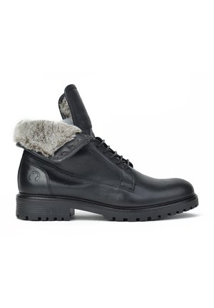 Bota de tobillo de cuero negro con un collar forrado de piel gris, diseño de cordones y una robusta suela de goma con una banda de rodadura texturizada.