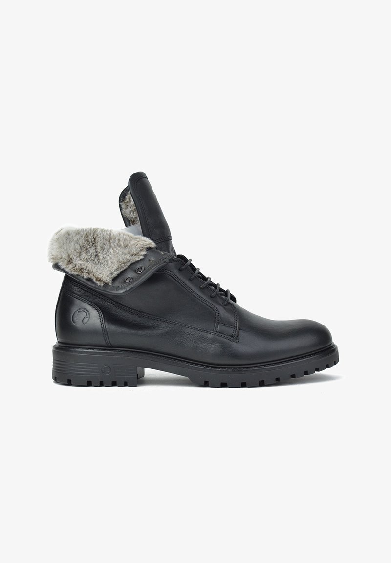 Bota de tobillo de cuero negro con un collar forrado de piel gris, diseño de cordones y una robusta suela de goma con una banda de rodadura texturizada.