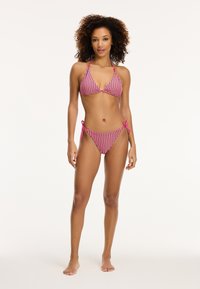 Dryžuotas bikini komplektas rožinės ir violetinės spalvos. Triangulinis liemenėlės viršus su užrišamais raiščiais ir žemo liemens kelnaitės su šoniškais raiščiais, pagamintas iš lygaus, elastingo audinio.