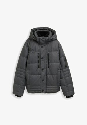 Pelēks pildīts jakas ar kapuci, priekšējā pogu aizdare, divas kabatas uz krūtīm ar rāvējslēdzējiem un ribotām aprocēm. Izgatavota no teksturēta, izolēta auduma.