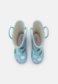 Bottes de pluie bleu clair avec un motif imprimé d'ombrelles, de nuages et de grenouilles. Présente des poignées latérales pour un enfilage facile. Conception imperméable et texture lisse.