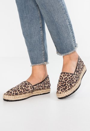 Leopardprint canvas espadrilles met een jute touwzool en zwarte afwerking. De schoenen hebben een ronde neus en een flauwe, flexibele onderkant.